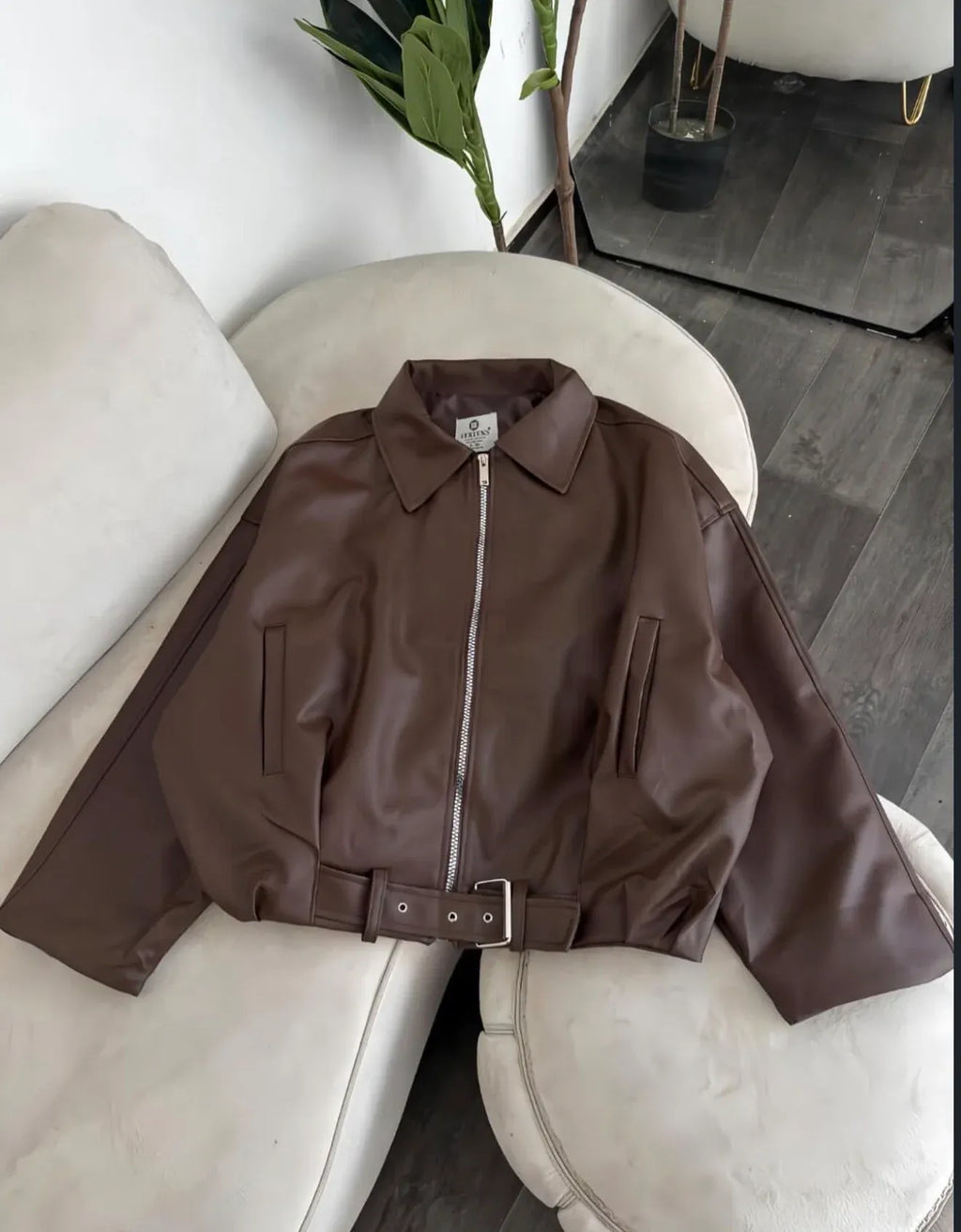جاكيت جلد نسائي بقصّة واسعة (Oversize)
