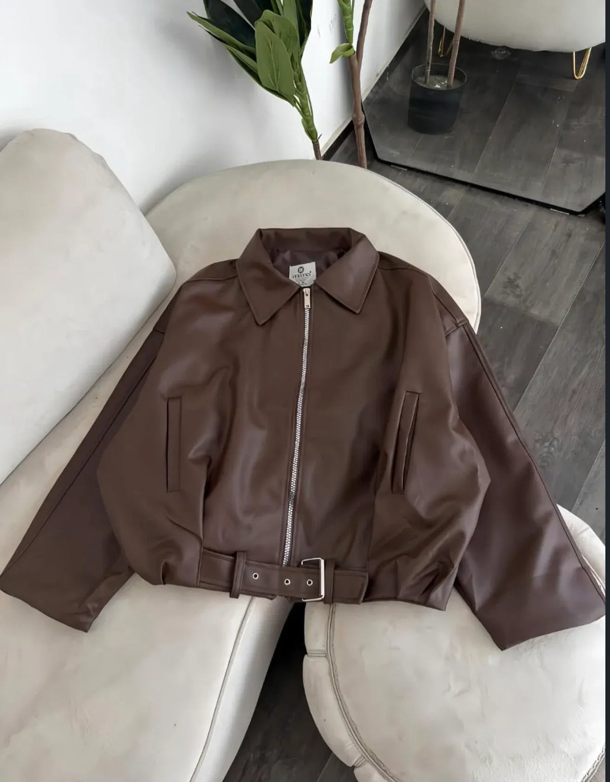 جاكيت جلد نسائي بقصّة واسعة (Oversize)