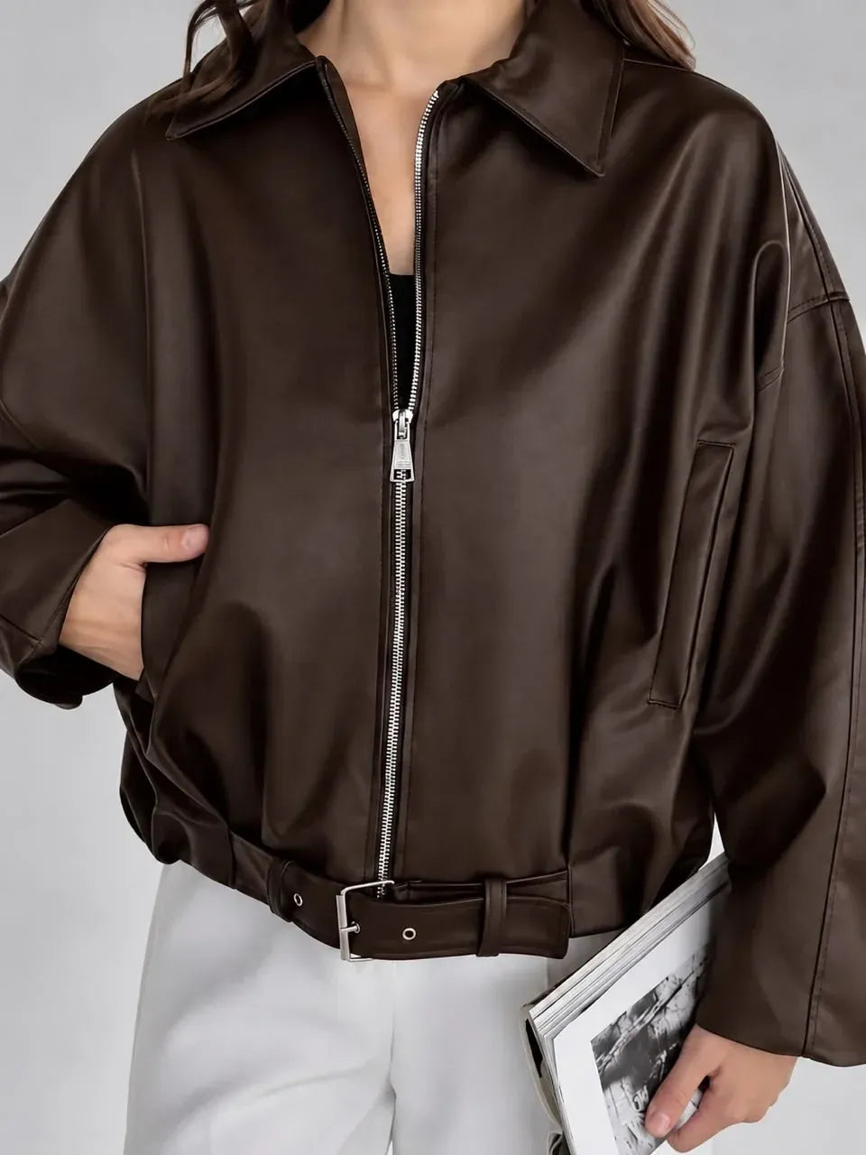 جاكيت جلد نسائي بقصّة واسعة (Oversize)