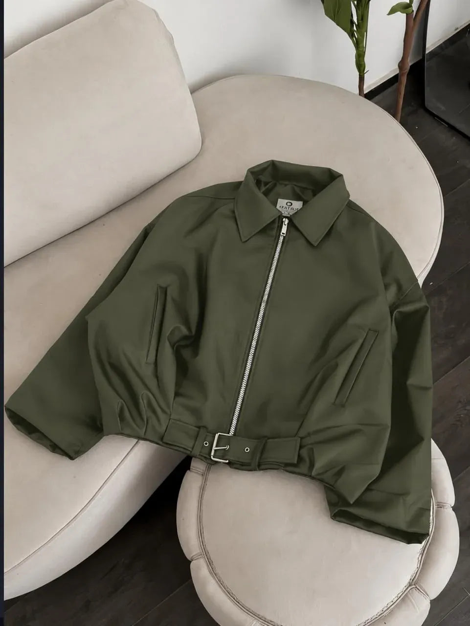 جاكيت جلد نسائي بقصّة واسعة (Oversize)