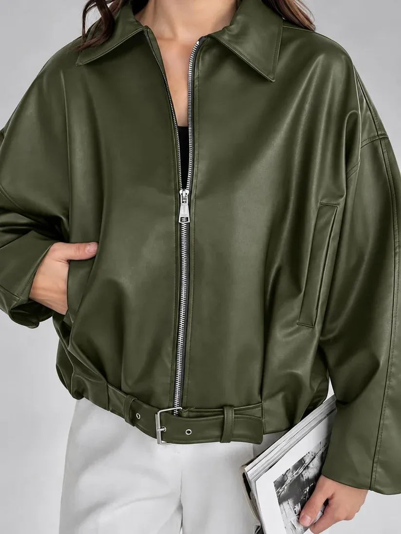 جاكيت جلد نسائي بقصّة واسعة (Oversize)